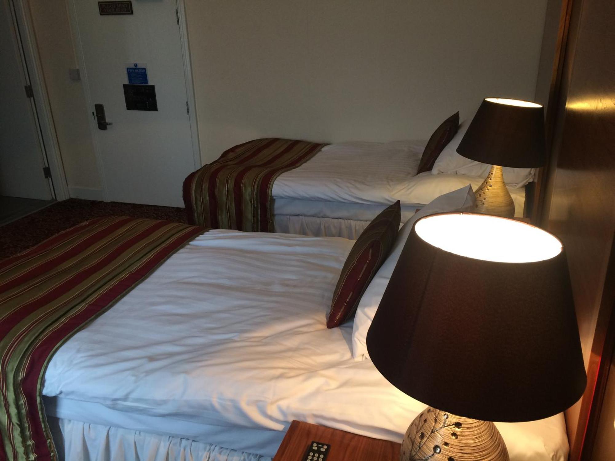 The Three Tuns Hotel Wetherspoon Thirsk Bilik gambar